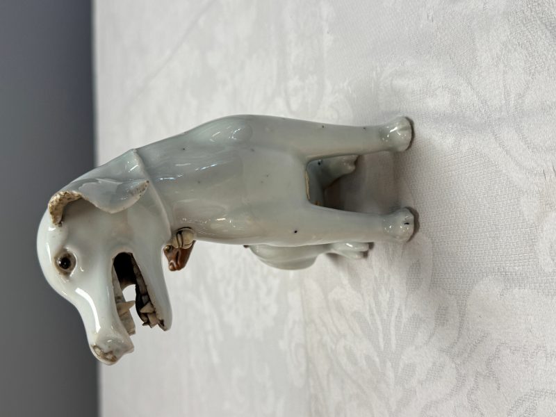 A pair of Chinese export white-glazed and biscuit models of hounds with pups - 图12