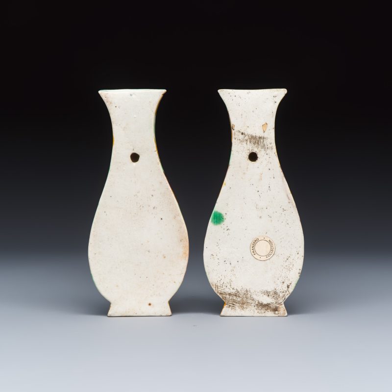 A pair of Chinese famille verte sancai biscuit wall pocket vases - 图4
