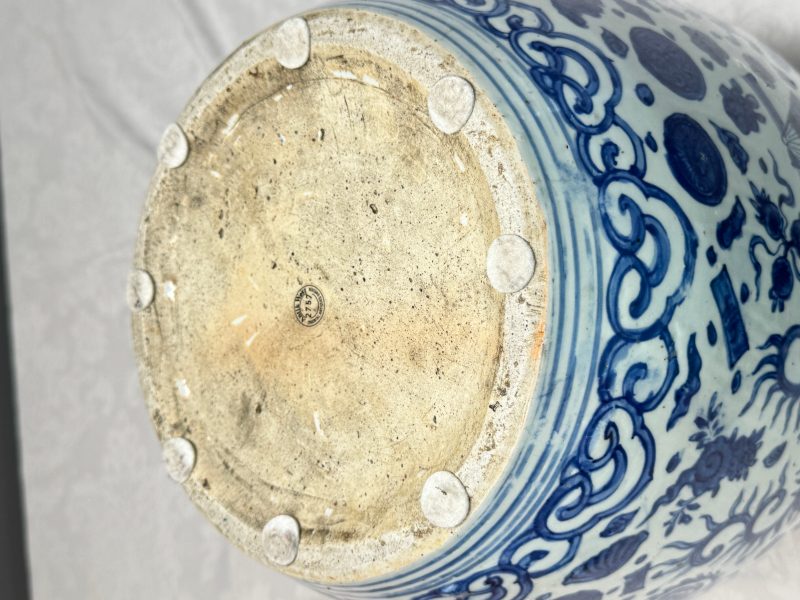 A large Chinese blue and white jar with Buddhist symbols, shells and insects - 图23