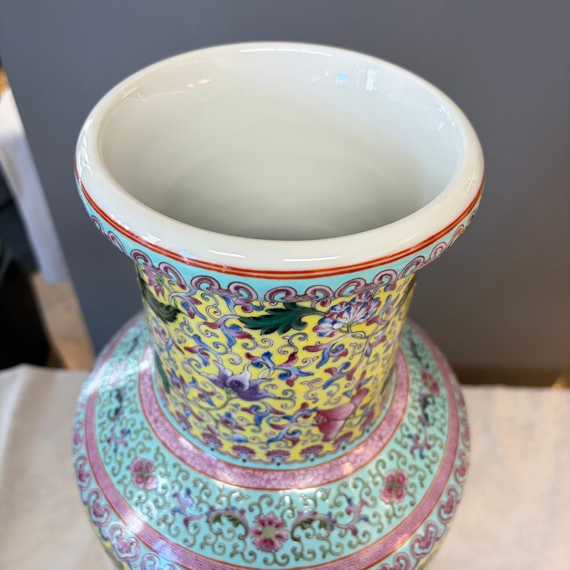 A pair of Chinese famille rose vases with figural design - 图52