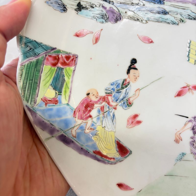 A pair of fine Chinese famille rose plates with figural design - 图5