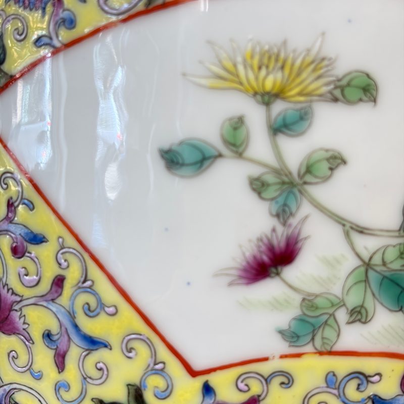 A pair of Chinese famille rose vases with figural design - 图51
