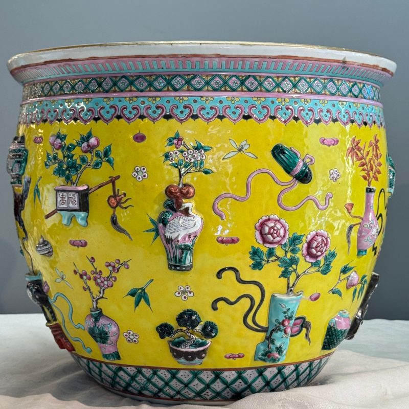 A pair of Chinese famille rose yellow-ground 'Antiquities' fish bowls with applied relief design - 图13