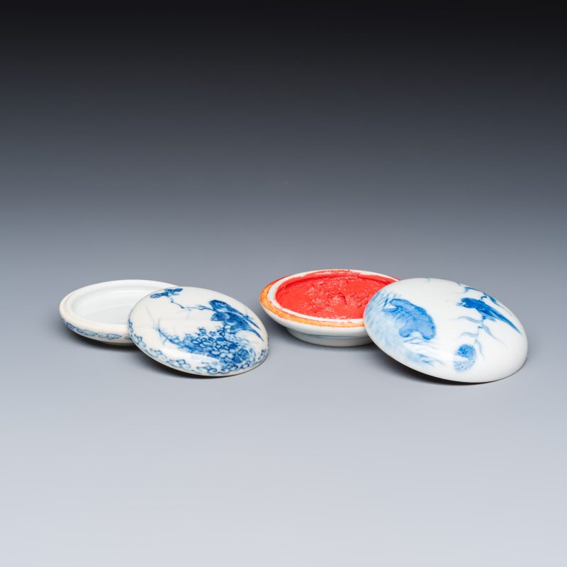 Two Chinese blue and white Wang Bu-style seal paste boxes and covers - 图2