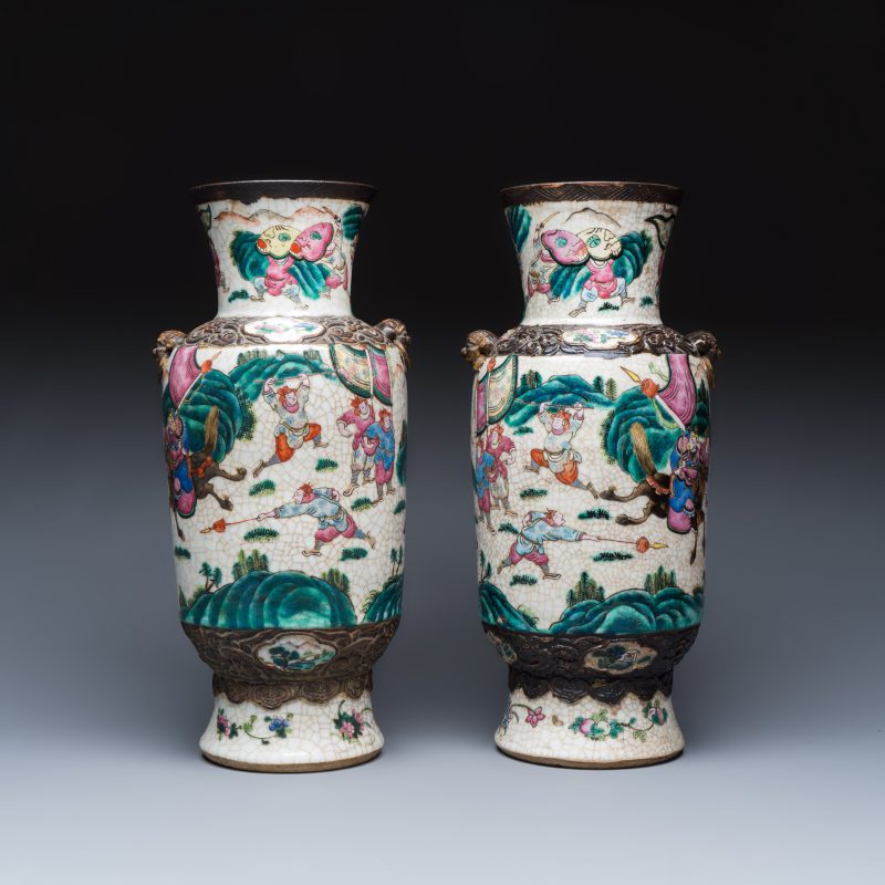 A pair of Chinese Nanking famille rose 'Warriors' vases - 图4