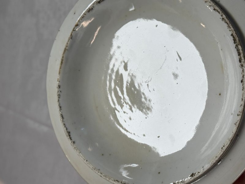 Four Chinese Canton famille rose vases and a covered bowl with figural design - 图37