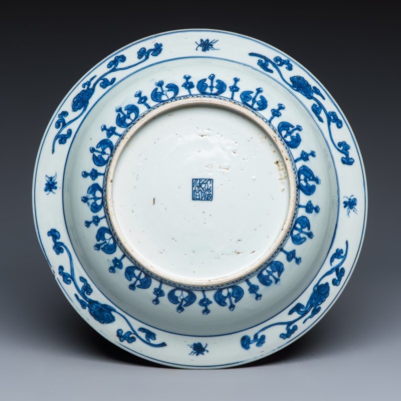 A Chinese blue and white dish with floral design - 图2