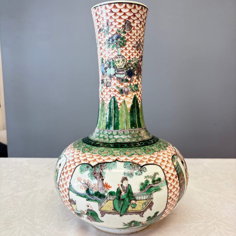 A pair of Chinese famille verte bottle vases with narrative design - 图9