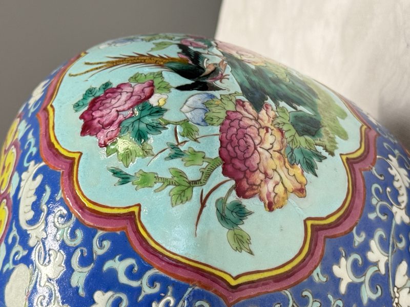 A pair of Chinese famille rose 'Birds among Flowering Branches' jars and covers - 图26