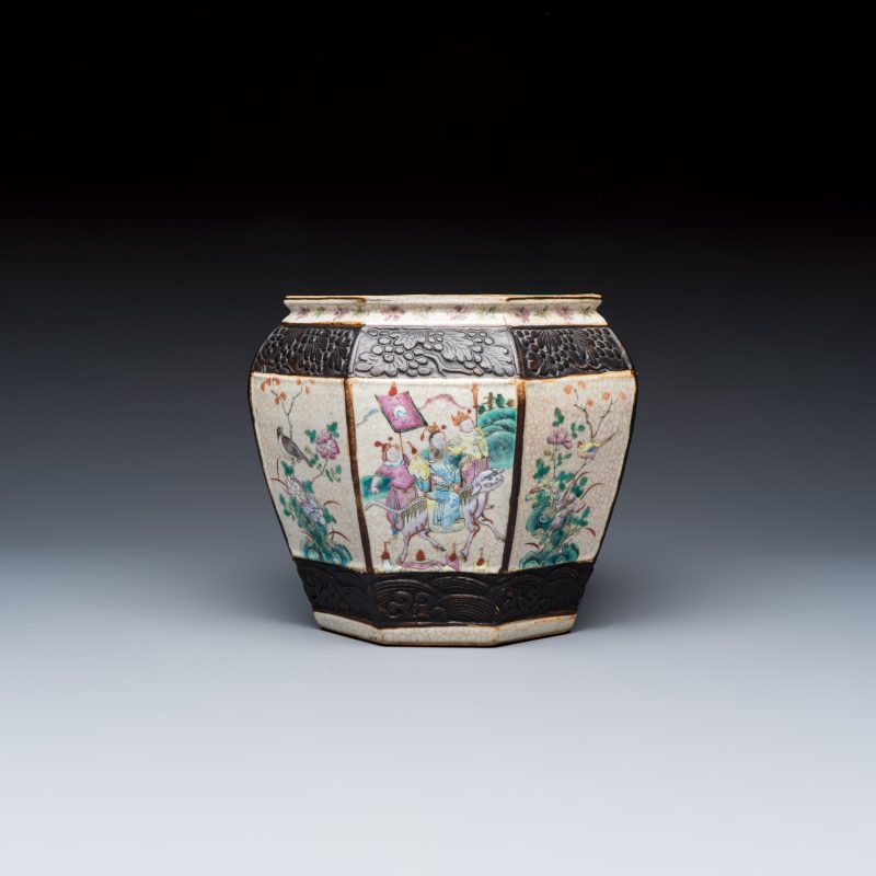 A Chinese Nanking blue and white vase and a famille rose jardinière - 图11