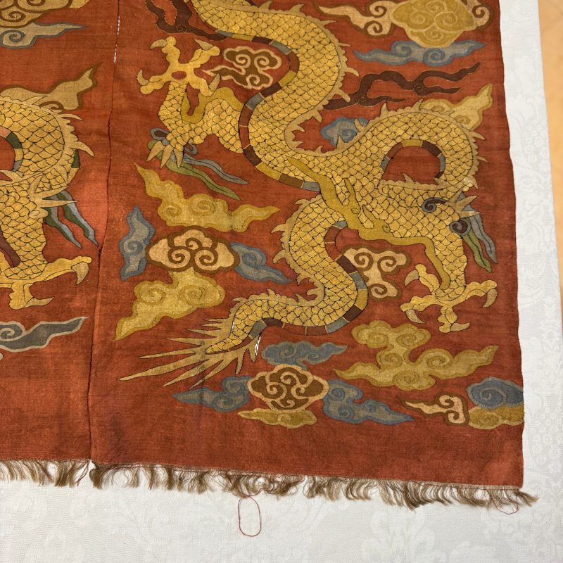 A Chinese coral-ground kesi 'Dragons' panel - 图26