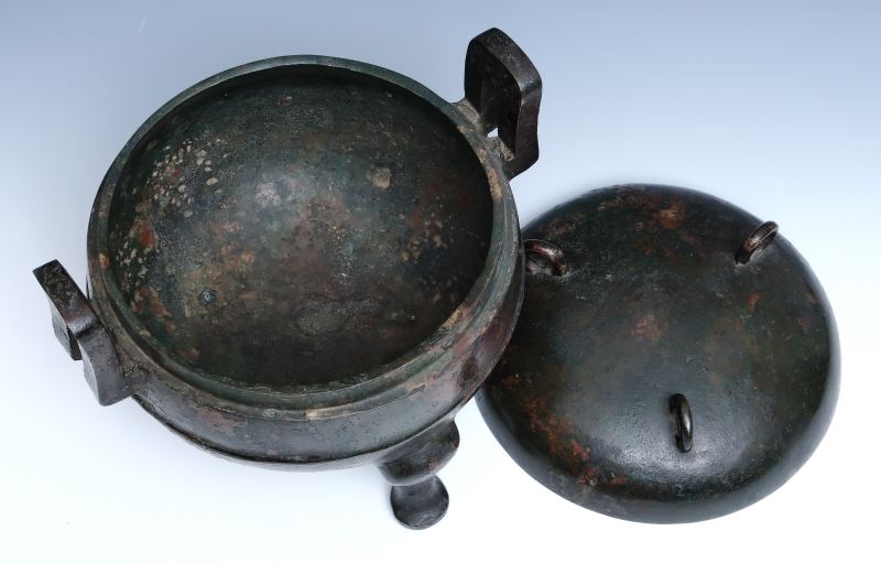 A large bronze ritual cauldron with cover, Ding - 图10