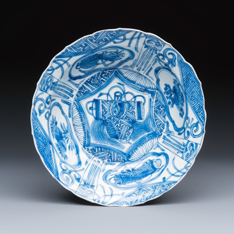 A Chinese blue and white 'Klapmuts' bowl