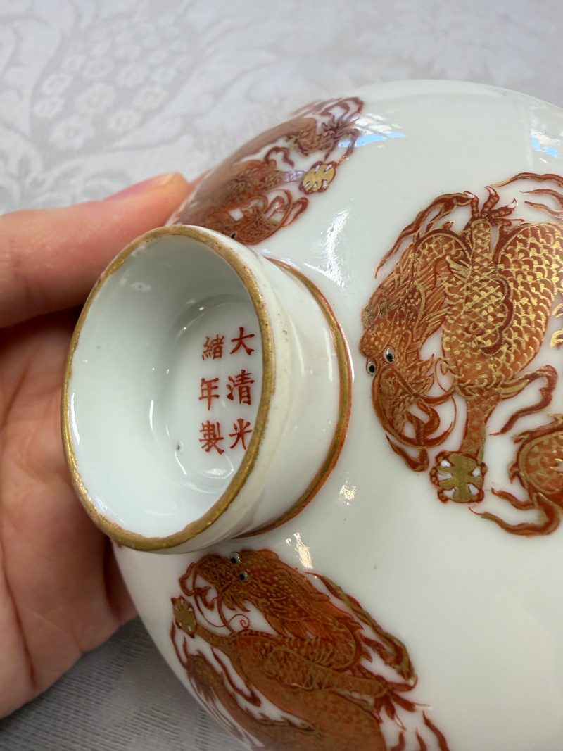 A fine Chinese iron-red and gilt-decorated 'Dragon' covered tea bowl with stand - 图17