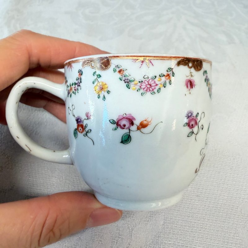 11 Chinese famille rose wares, one with gilt-bronze mounts - 图36