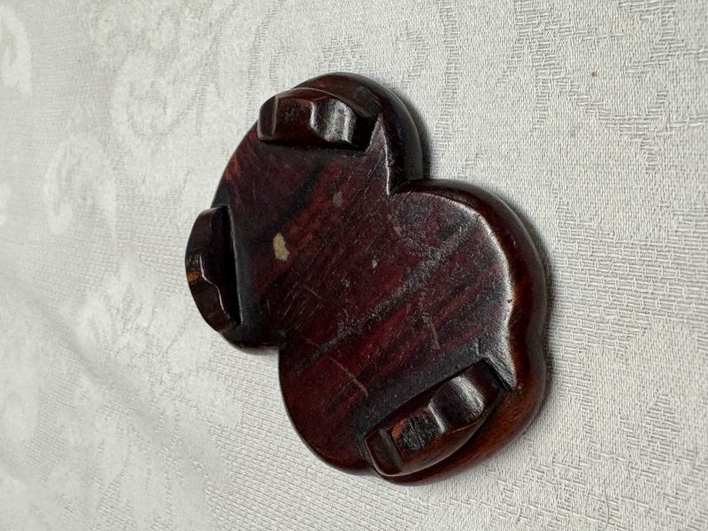 A pair of Chinese famille verte sancai biscuit duck-and-lotus-form water droppers on later wooden stands - 图39
