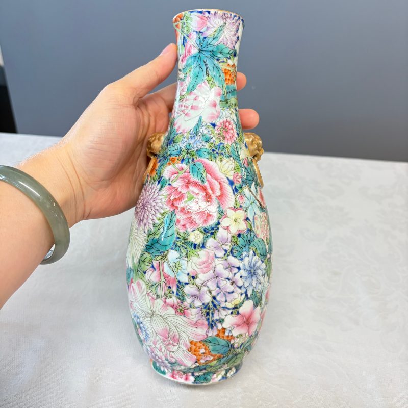 A pair of Chinese famille rose 'Millefleurs' vases with lion-head handles - 图22