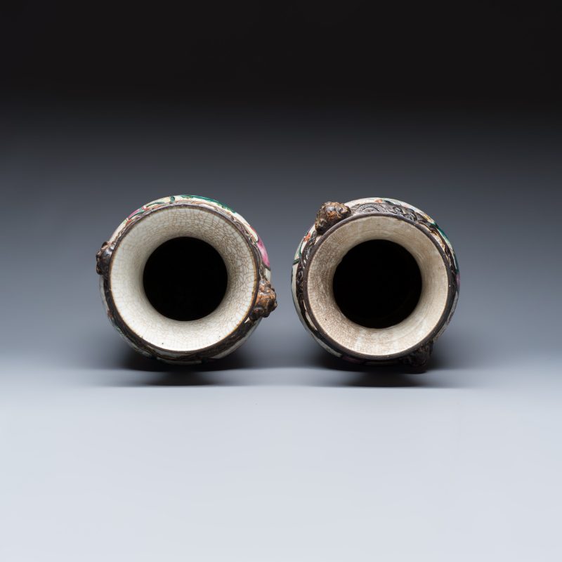 A pair of Chinese Nanking famille rose 'Warriors' vases - 图6