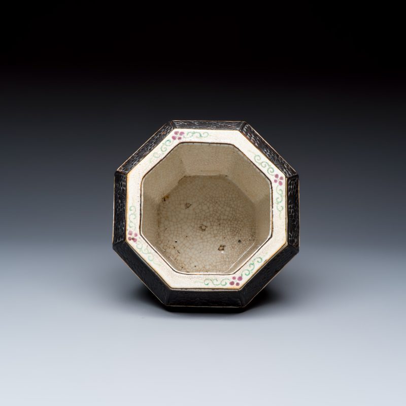 A Chinese Nanking blue and white vase and a famille rose jardinière - 图12