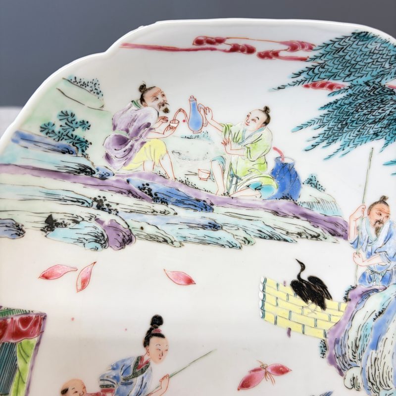 A pair of fine Chinese famille rose plates with figural design - 图6