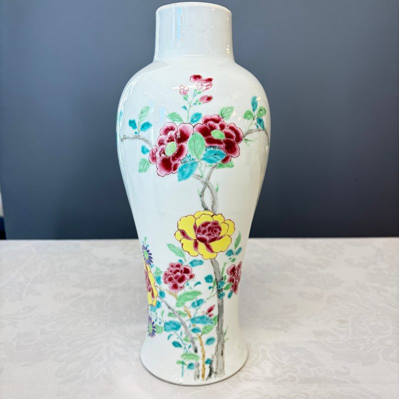 A Chinese famille rose four-piece garniture with floral design - 图15