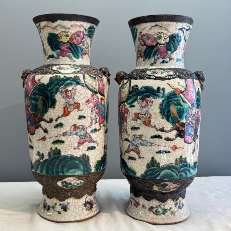 A pair of Chinese Nanking famille rose 'Warriors' vases - 图8