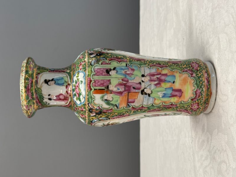 Four Chinese Canton famille rose vases and a covered bowl with figural design - 图39