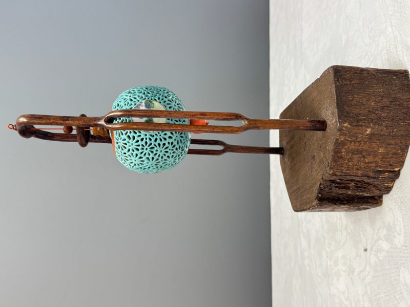 A Chinese famille rose turquoise-ground reticulated incense ball and cover, and a wooden stand - 图10