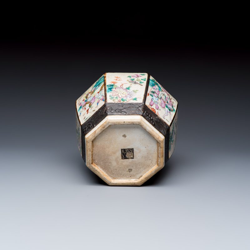 A Chinese Nanking blue and white vase and a famille rose jardinière - 图13