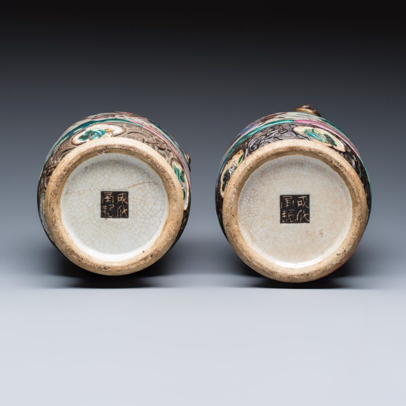 A pair of Chinese Nanking famille rose 'Warriors' vases - 图7