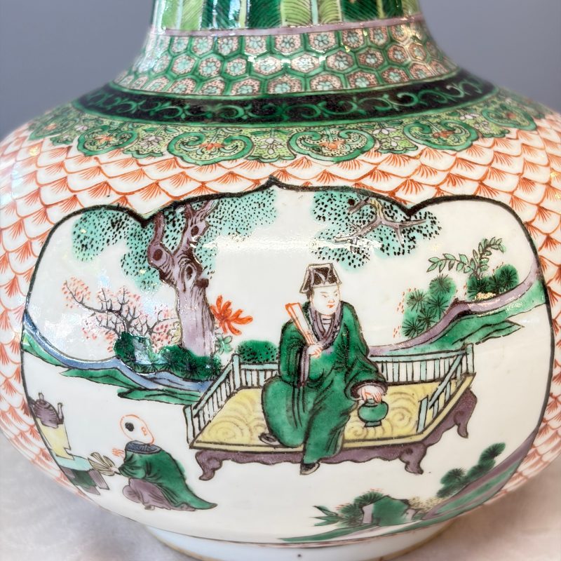 A pair of Chinese famille verte bottle vases with narrative design - 图11