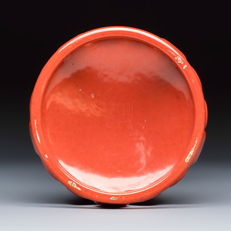 A Chinese gilt-decorated coral-red-glazed stand - 图7