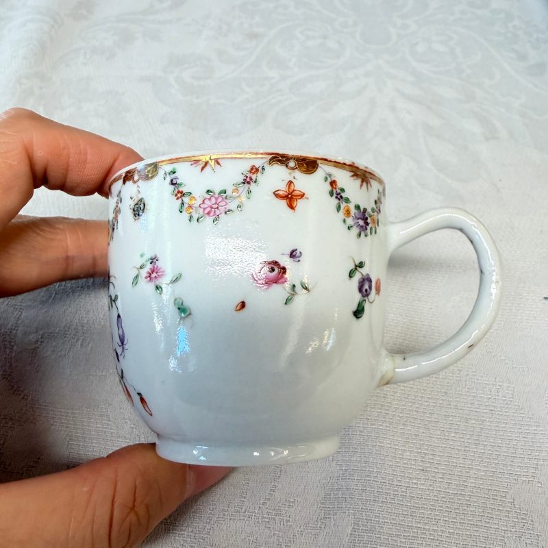11 Chinese famille rose wares, one with gilt-bronze mounts - 图38