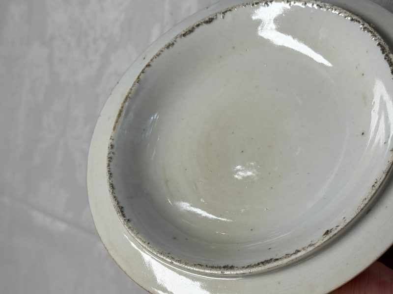 Four Chinese Canton famille rose vases and a covered bowl with figural design - 图38