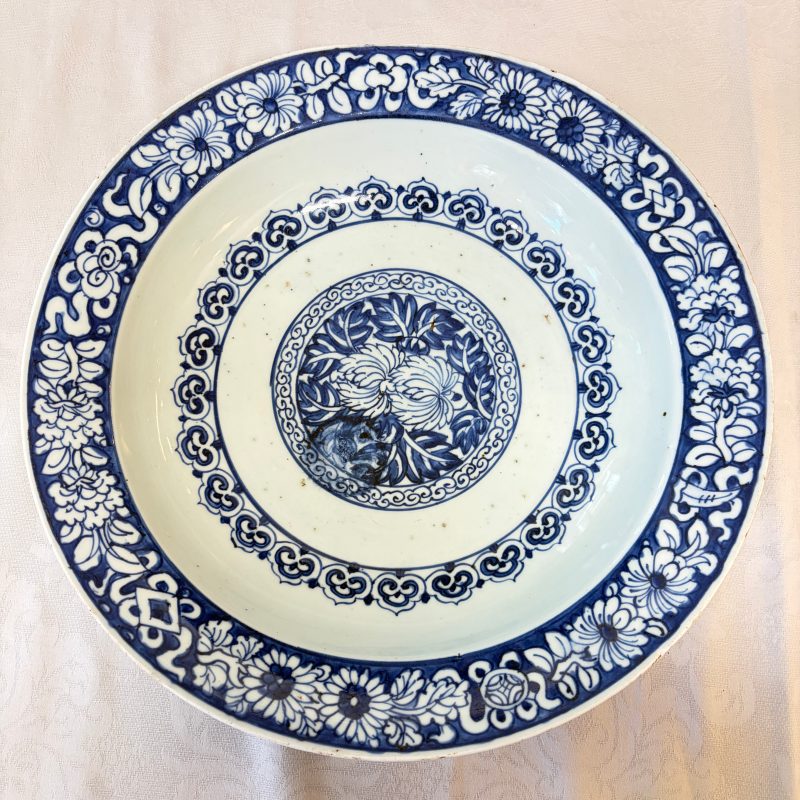 A Chinese blue and white dish with floral design - 图3