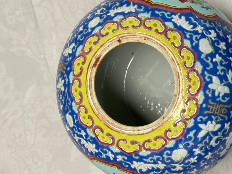 A pair of Chinese famille rose 'Birds among Flowering Branches' jars and covers - 图28