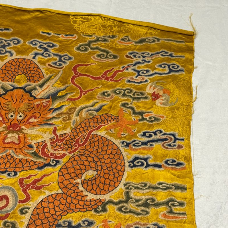 Two Chinese yellow-ground seed-stitch embroidered 'Dragon' panels - 图10