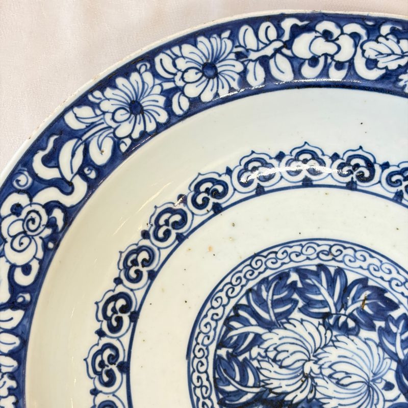 A Chinese blue and white dish with floral design - 图4