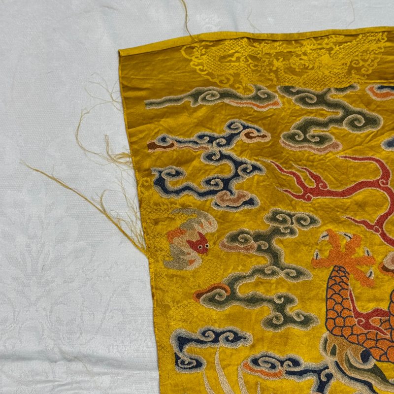 Two Chinese yellow-ground seed-stitch embroidered 'Dragon' panels - 图9