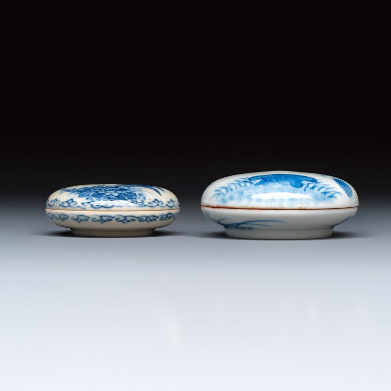 Two Chinese blue and white Wang Bu-style seal paste boxes and covers - 图4