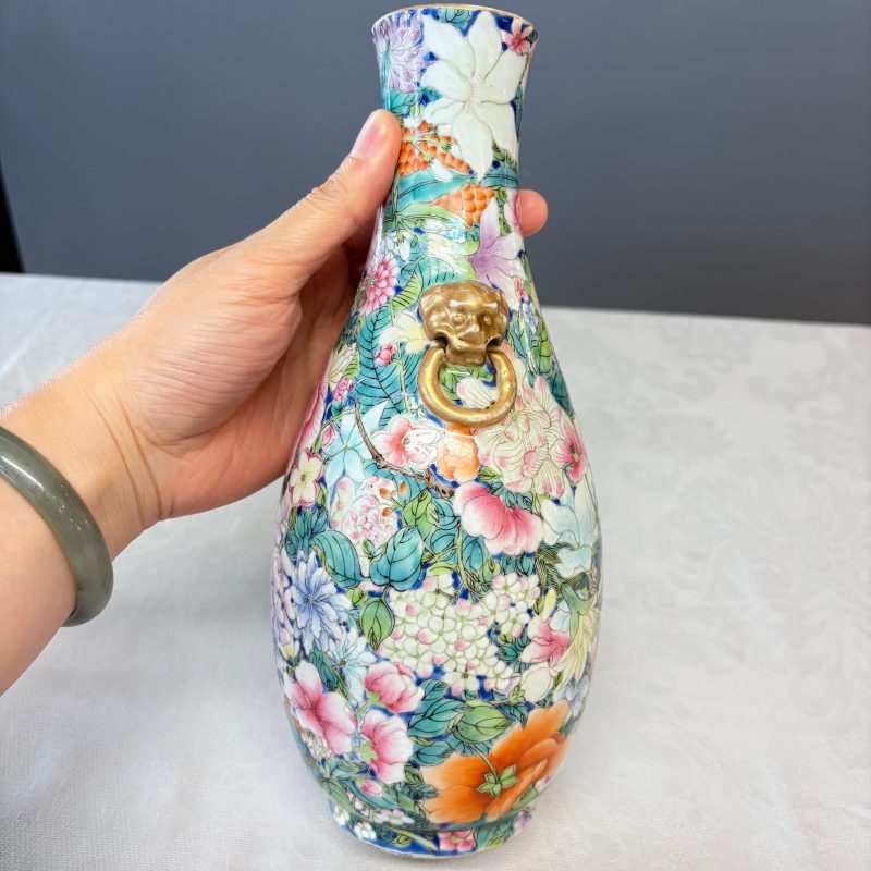 A pair of Chinese famille rose 'Millefleurs' vases with lion-head handles - 图23