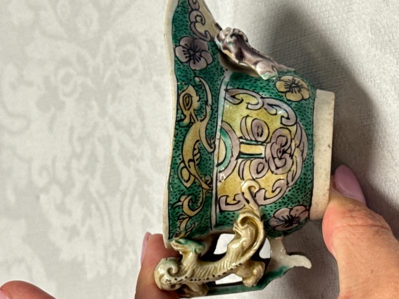 A Chinese famille verte sancai biscuit libation cup and a model of a shoe - 图24