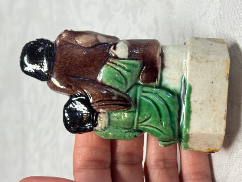 A Chinese famille verte sancai biscuit model of a seated boy and a 'He He Er Xian' group - 图11