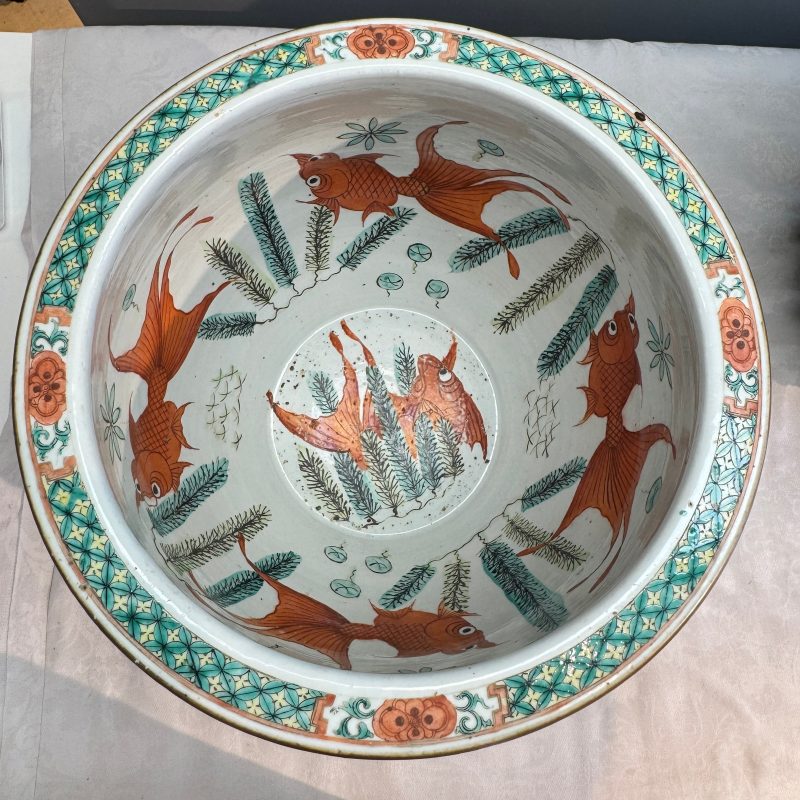 A pair of Chinese famille rose yellow-ground 'Antiquities' fish bowls with applied relief design - 图15