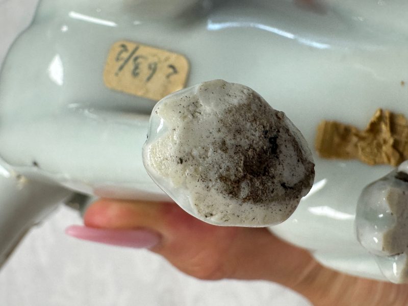 A pair of Chinese export white-glazed and biscuit models of hounds with pups - 图15