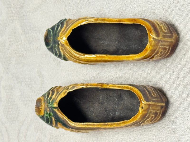 A pair of Chinese famille verte sancai biscuit 'Butterfly' water pots and a pair of shoes - 图17