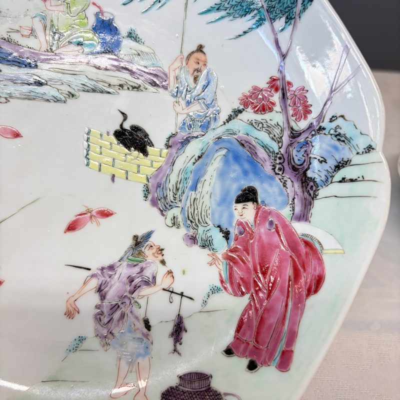 A pair of fine Chinese famille rose plates with figural design - 图9