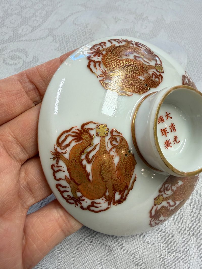 A fine Chinese iron-red and gilt-decorated 'Dragon' covered tea bowl with stand - 图18