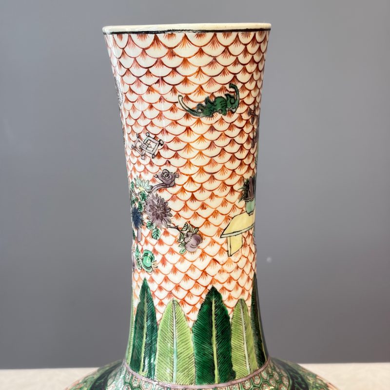 A pair of Chinese famille verte bottle vases with narrative design - 图12