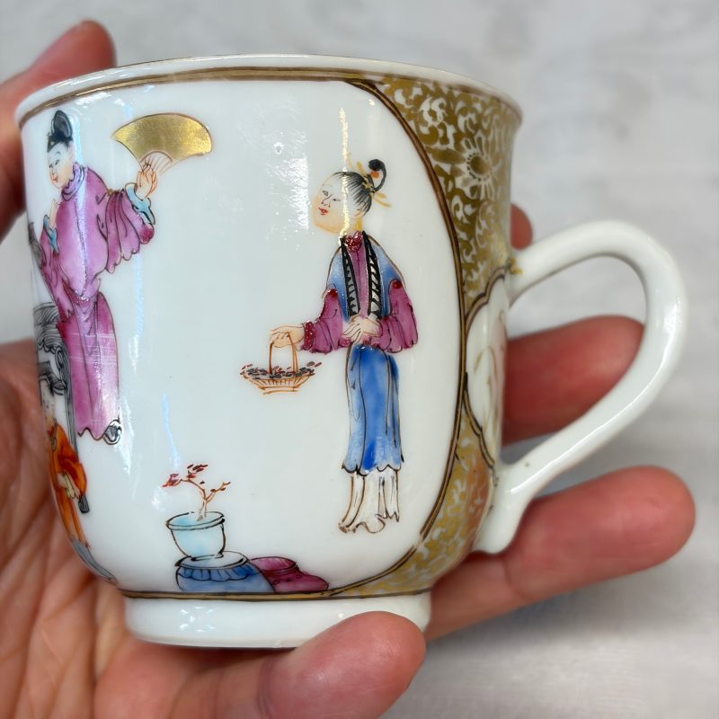 A Chinese famille rose gilt-decorated cup and saucer with figural design - 图22